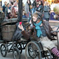 En route pour le théâtre de rue