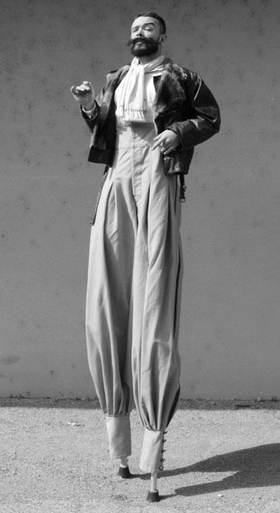 Gentleman sur échasses