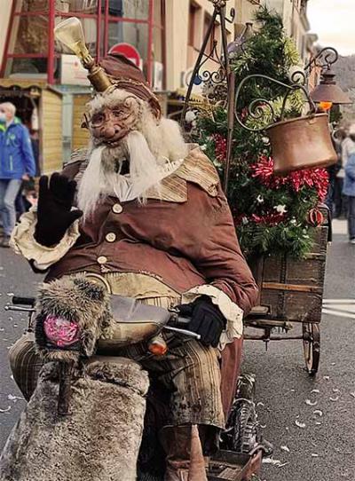 Un gros lutin qui amuse les enfants