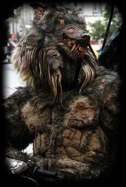 Lougarock le loup géant sur échasses du théâtre de rue
