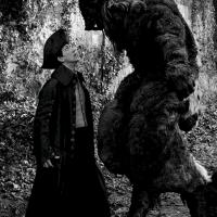 Suspens et théâtre de rue