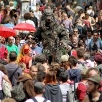 Le loup-garou au dessus de la foule