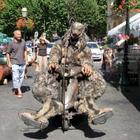 Lougarock déambule sur son scooter