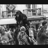 Le Loup-Garou sur échasses